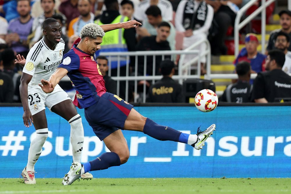Ronald Araujo y Ferland Mendy