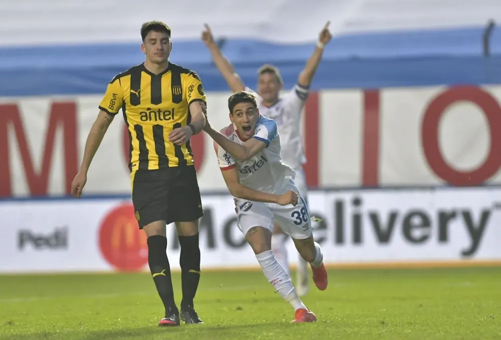 La pelota ya entró y Cándido comienza el festejo