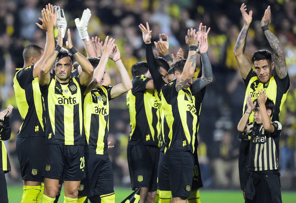 Jugadores de Peñarol celebran la victoria
