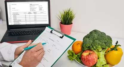 Nutricionista creando una dieta para un paciente
