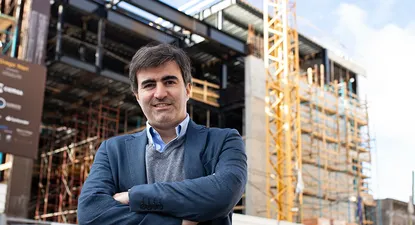 Marcos Soto en la obra del nuevo edificio de UCUBS en Estero Bellaco y 8 de octubre.