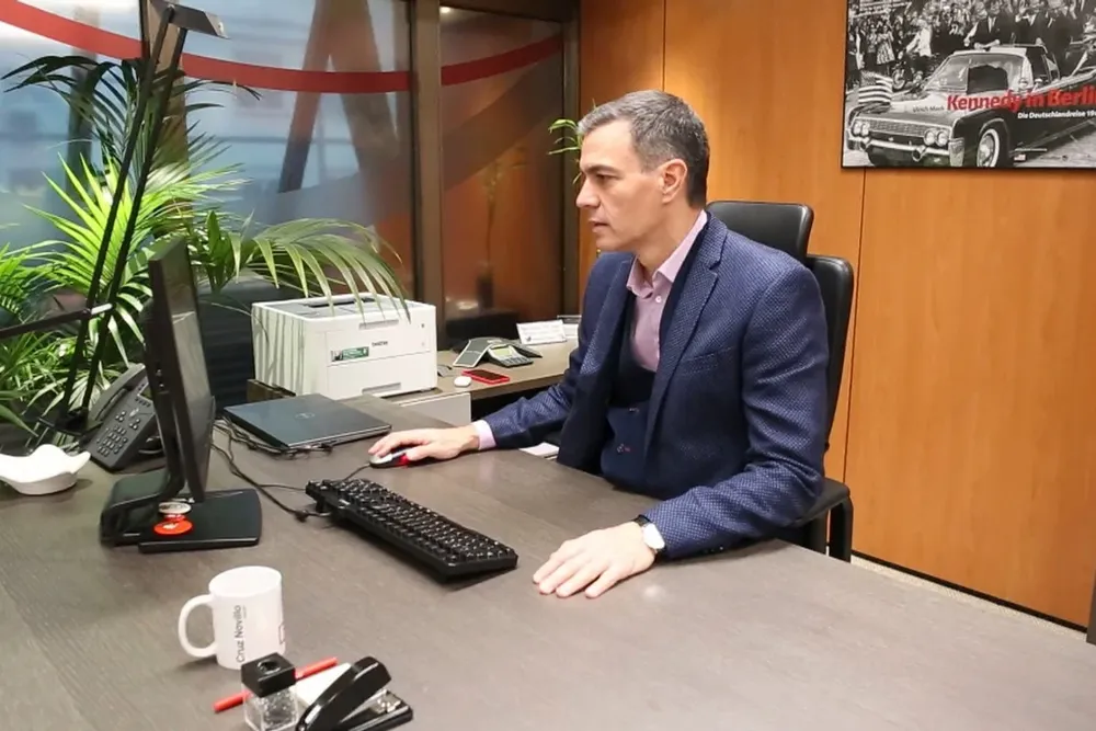 Captura de vídeo que muestra al secretario general del PSOE y presidente del Gobierno en funciones, Pedro Sánchez, durante la consulta telemática a la militancia.