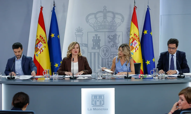 (De izq a der) Los ministros de Derechos Sociales, Consumo y Agenda 2030, Pablo Bustinduy; de Educación, Formación Profesional y Deportes, Pilar Alegría; de Trabajo y vicepresidenta segunda, Yolanda Díaz; y de Transformación Digital y Función Pública, Óscar López