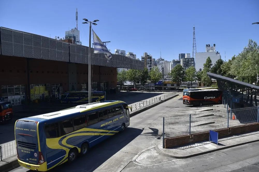 Ómnibus movilizándose en la terminal Tres Cruces