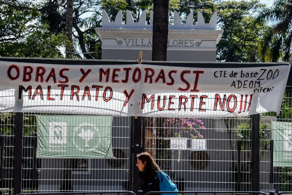 Pancarta en el ingreso del zoológico de Villa Dolores