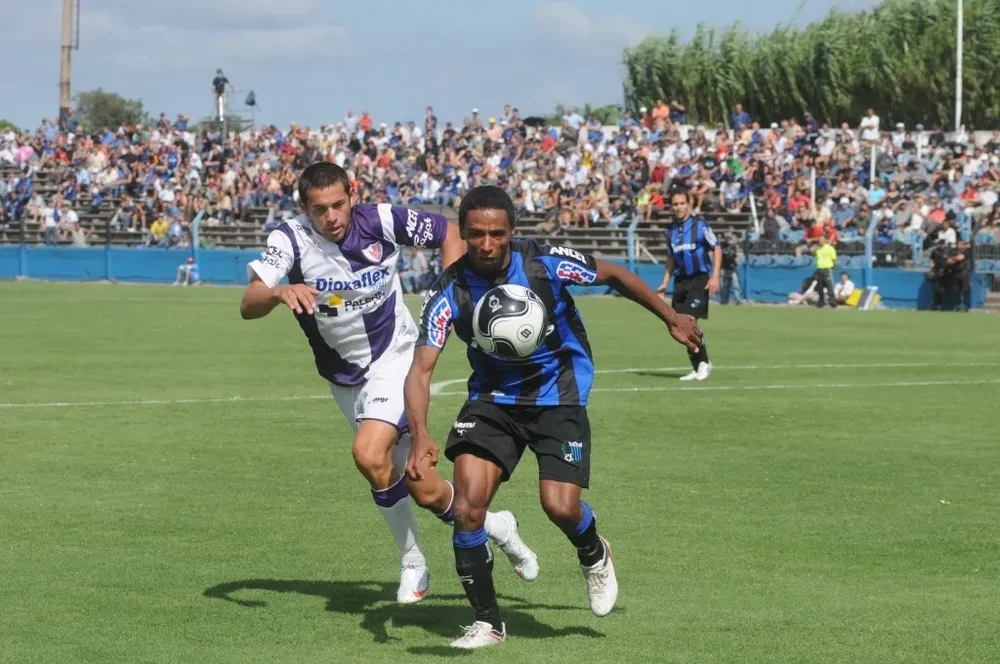 Juan Álvez, jugando para Liverpool