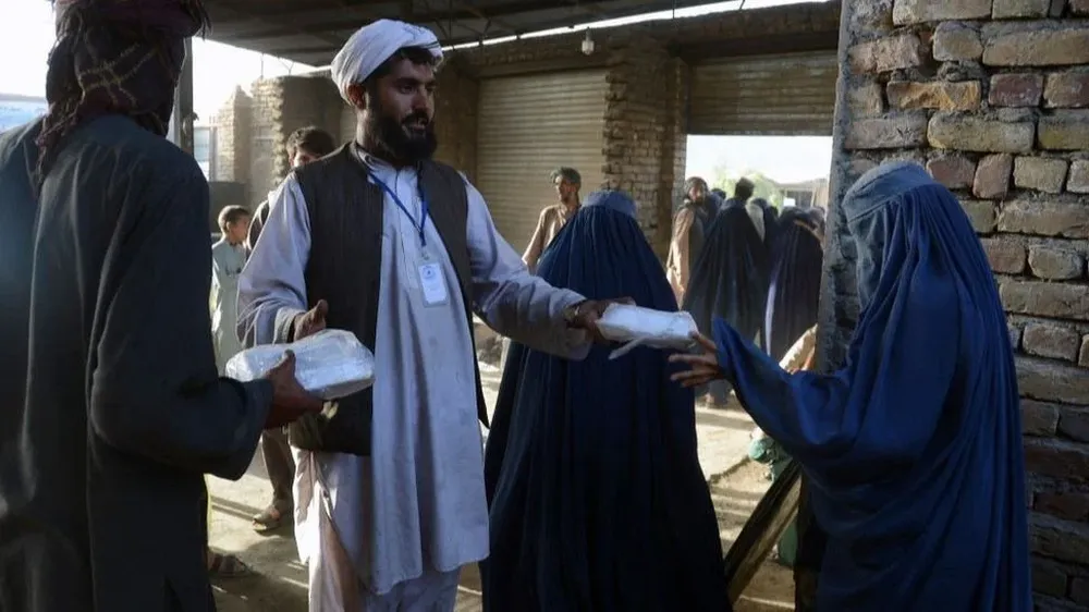 Mujeres en burkas recibiendo ayuda alimentaria en Kandahar el mes pasado.
