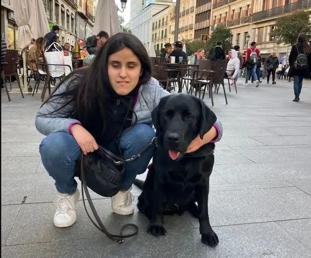 Milagros Costabel con su perro Indio de vacaciones en Madrid, España