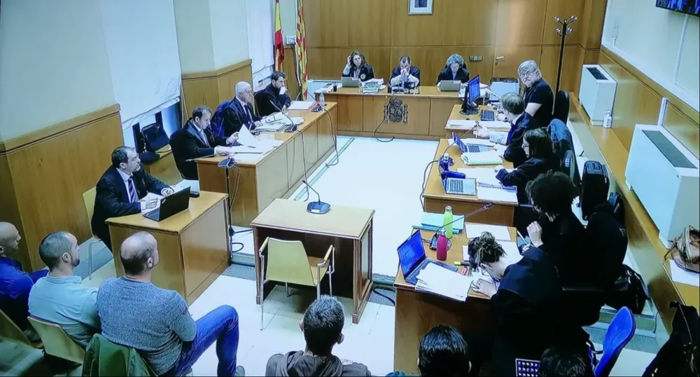 Juicio a 4 mossos acusados de presunta detención ilegal, lesiones, delito contra la integridad moral y falsedad.