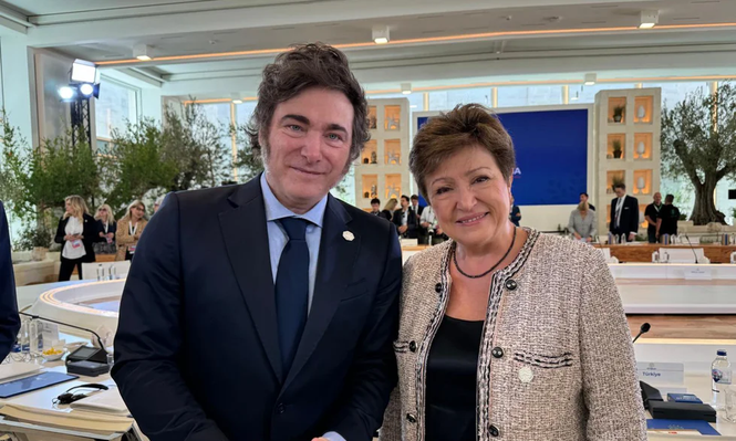 El gobierno de Milei sigue avanzando en las negociaciones, con el FMI poniendo énfasis en la flexibilidad cambiaria y el fortalecimiento de las reservas del Banco Central.