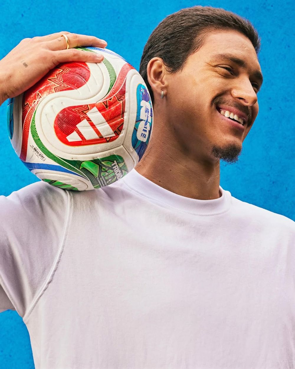 Darwin Núñez con la pelota Trionda