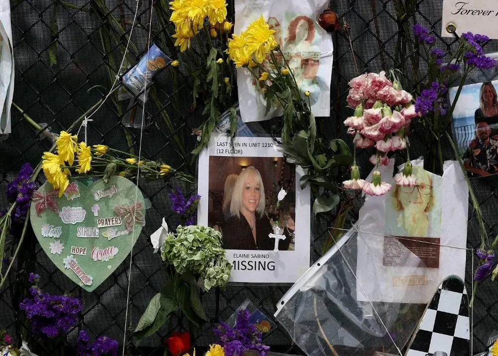 Memorial de las víctimas y desaparecidos del colapso del edificio de Champlain Towers en Surfside