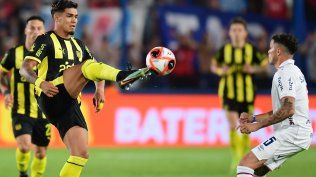 Matías Arezo de Peñarol ante Camilo Cándido de Nacional por el Torneo Apertura