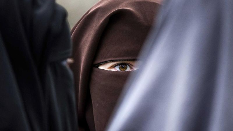 Un municipio de España prohíbe el uso de burka en los espacios públicos