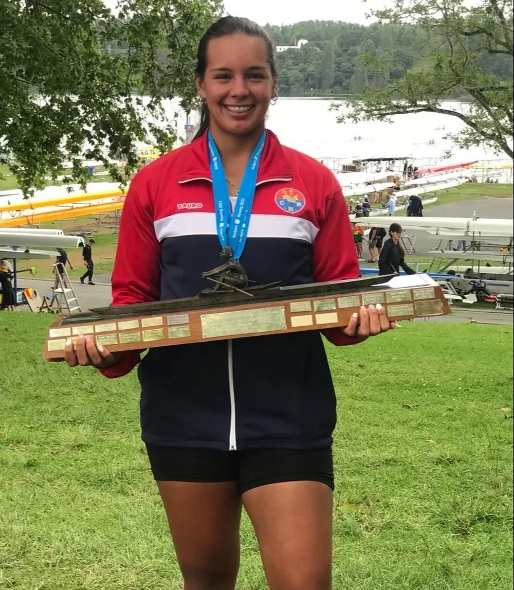Cloe Callorda con su trofeo