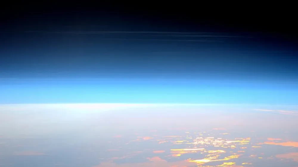 El astronauta británico Tim Peake fotografió en mayo de 2016 nubes noctilucentes desde la Estación Espacial Internacional.