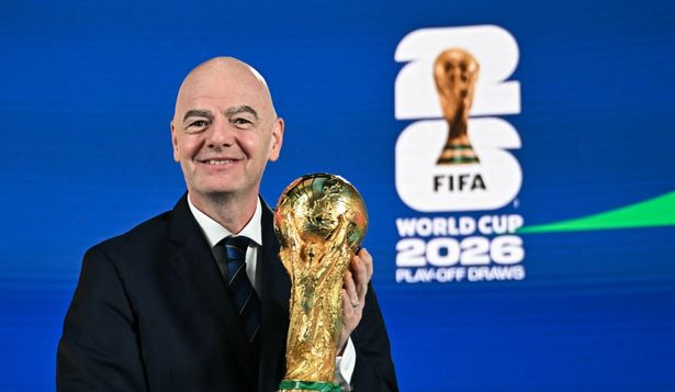 Infantino con el trofeo de la Copa Mundial de la FIFA