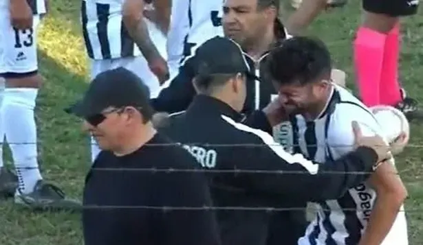 Así se levantó Sabarrós tras la patada.