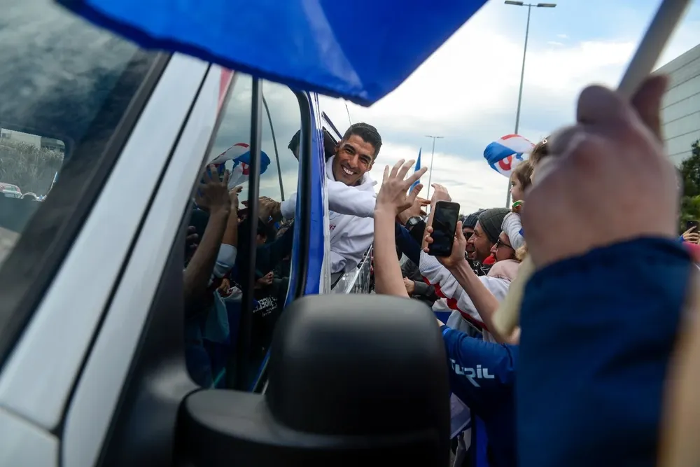 Entre una multitud se abrió paso la camioneta que transportaba a Luis Suárez