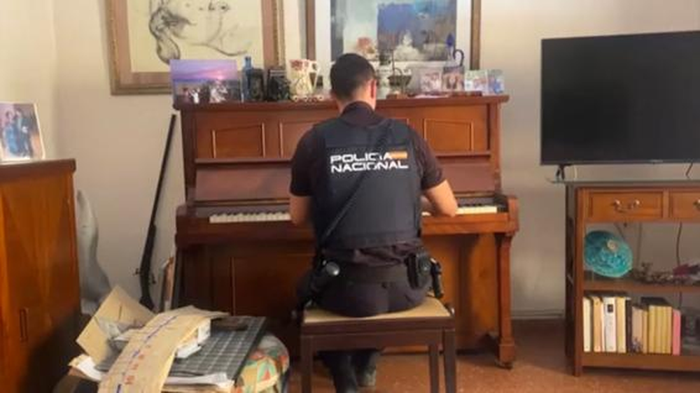César, el policía pianista que calmó con música a una anciana