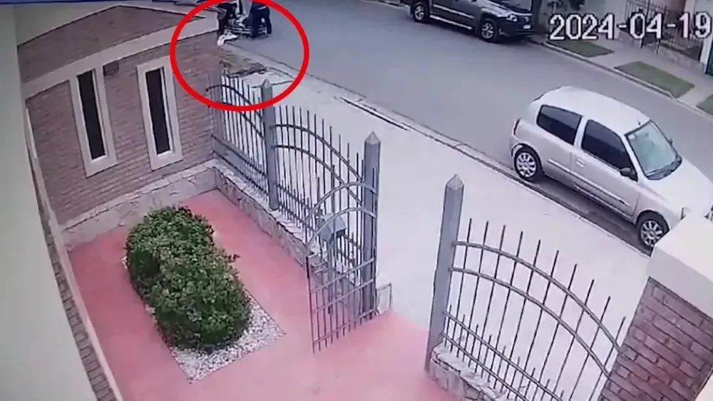 Un hombre fue dado de alta, iba camino a su casa en una ambulancia y murió tras caer de la camilla