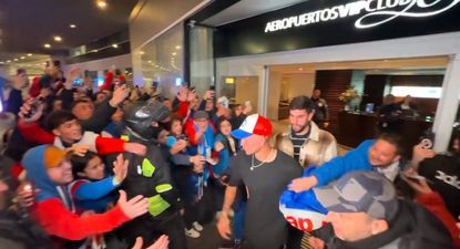 Nicolás López recibido en el aeropuerto de Carrasco