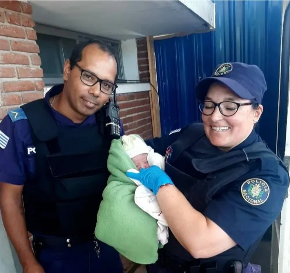 Los policías asistieron al parto en el Cerro