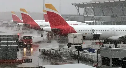 Nevadas obligan a cancelar decenas de vuelos