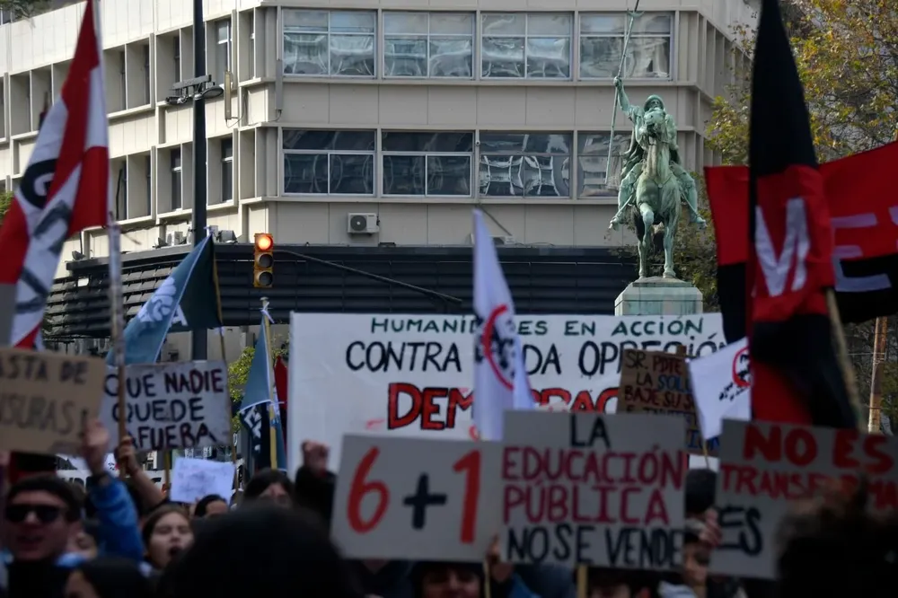 Movilización de ADES en junio, con el reclamo del 6+1 en una pancarta. (Archivo)