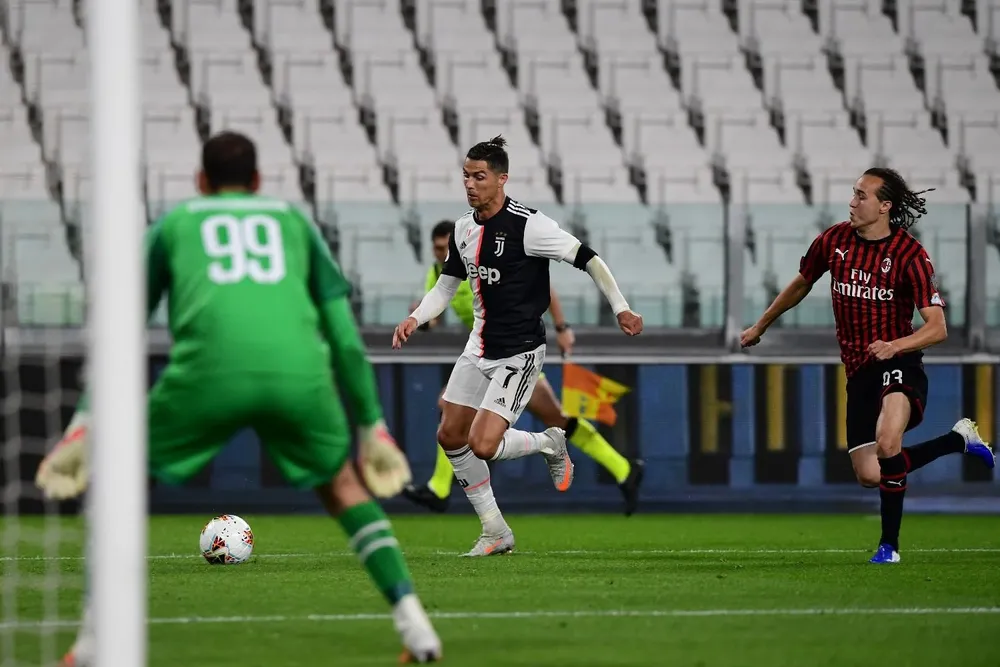 Diego Laxalt siguiendo a Cristiano Ronaldo