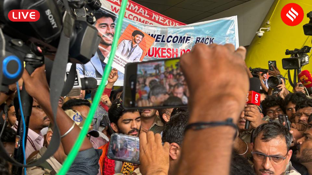 India recibe como héroe a Gukesh, nuevo campeón del mundo de ajedrez.