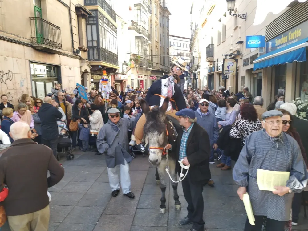 Desfile del pelele montado en el burro en la fiesta de Las Lavanderas de Cáceres.