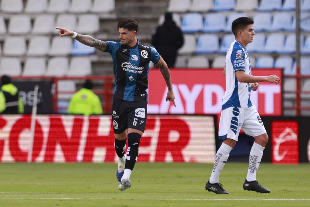 &nbsp;Santiago Homenchenko de Queretaro celebra su gol