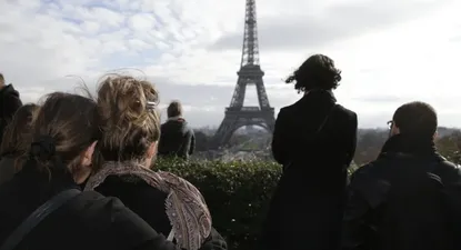 Minuto de silencio en París por las víctimas de los ataques del Estado Islámico.
