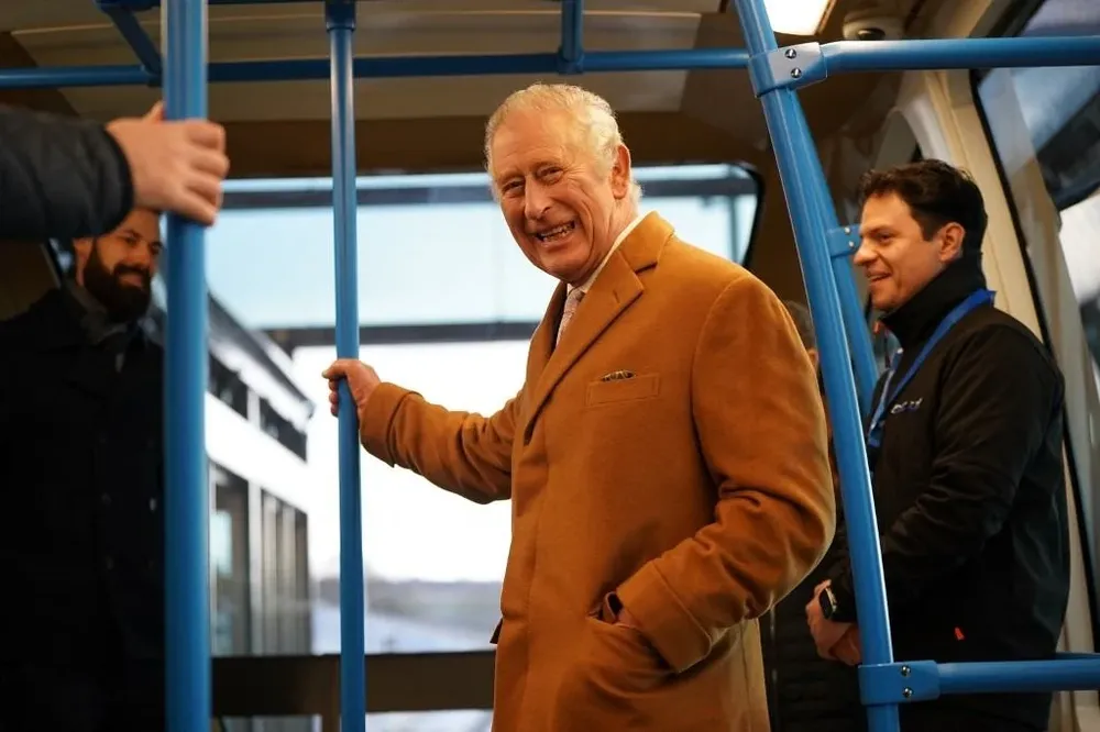 El rey Carlos III en su visita a Luton