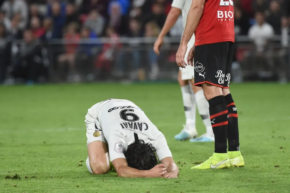 Edinson Cavani, salió sentido ante Toulouse