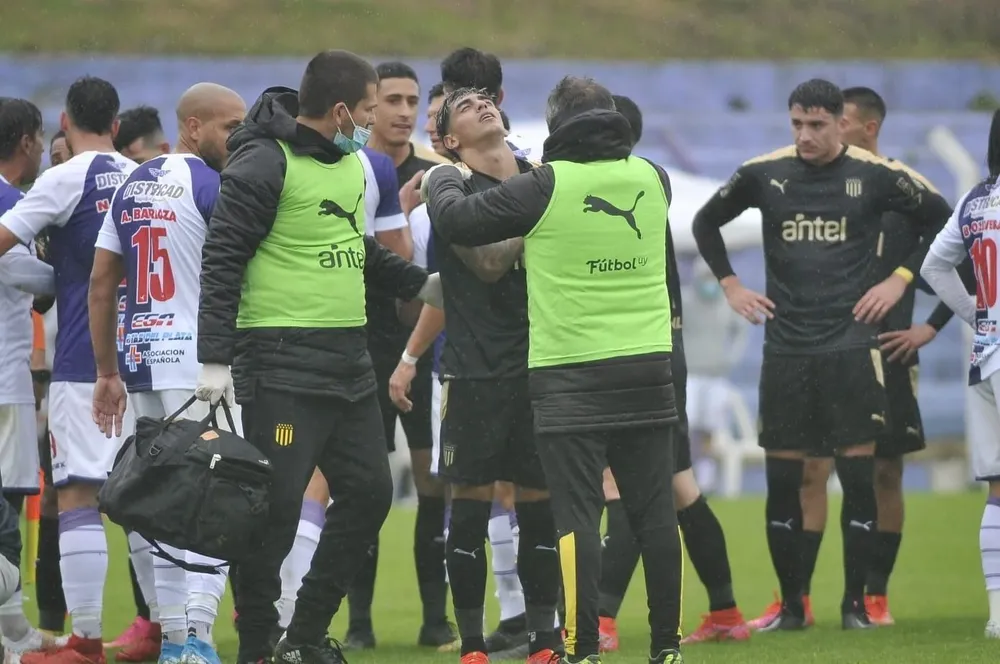 Mauricio Larriera bajo el agua en el Capurro