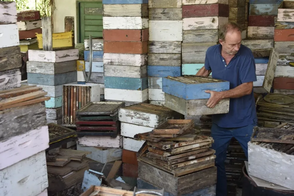 Kunze en su taller, con colmenas que llegaron desde los campos para el mantenimiento.