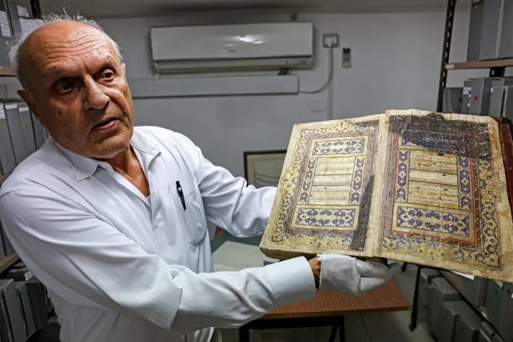 El experto Rami Salameh restaura manuscritos palestinos en Jerusalén Oriental