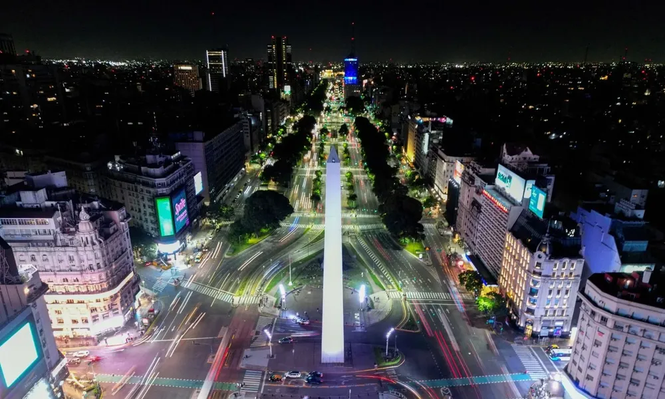 Vista aérea nocturna del Obelisco y de la Avenida 9 de julio en Buenos Aires.&nbsp;