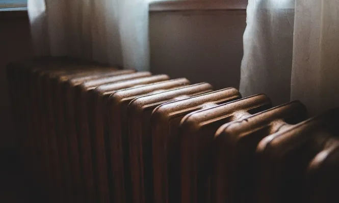 Estos días se pronostican temperaturas mínimas nocturnas de -10 grados centígrados en el norte de Escocia, con advertencias de nieve y hielo allí, en Gales, Irlanda del Norte y la costa este