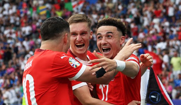 Rubén Vargas celebra con sus compañeros de equipo después de anotar el segundo gol de Suiza