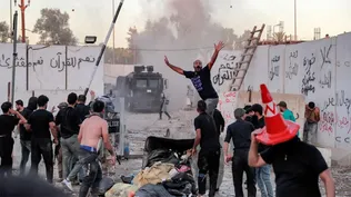 Manifestantes queman la embajada sueca en Irak.