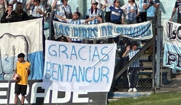 Gracias, Bentancur. La bandera que apareció en la hinchada de Cerro