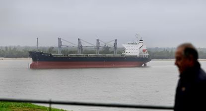 El buque INA-LOTTE llegó al puerto de San Lorenzo y se encuentra anclado ahí desde el martes. Es de bandera de Liberia.
