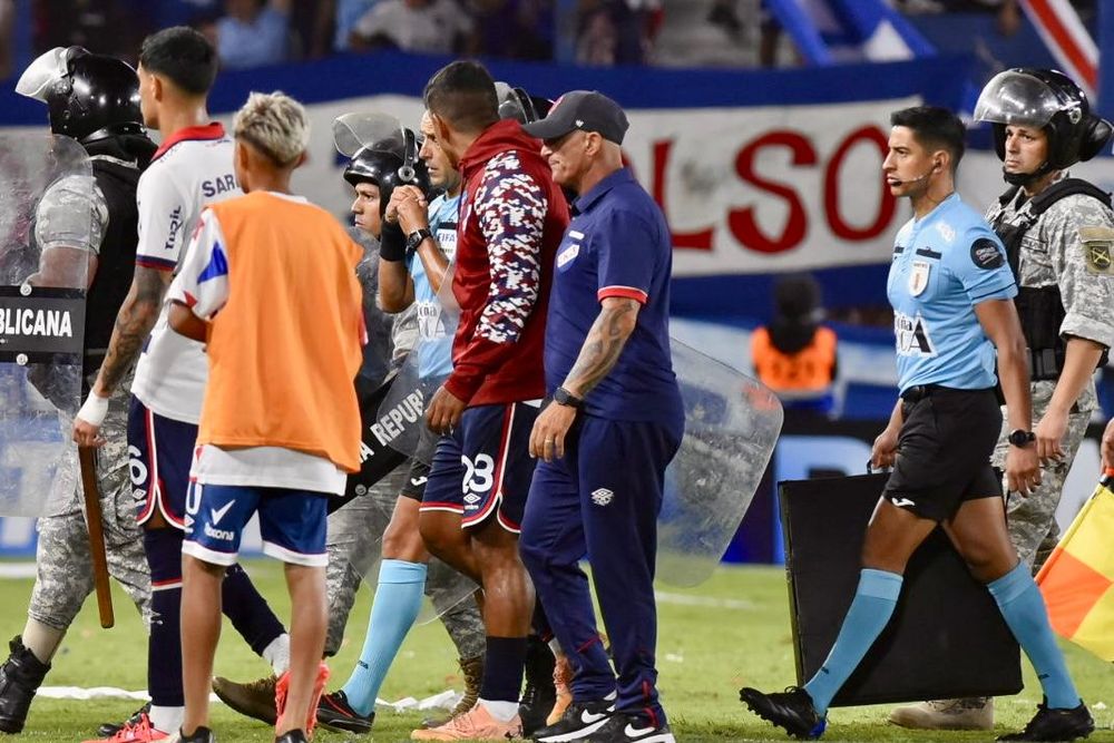 Diego Polenta ingresa a protestarle a Esteban Ostojich al finalizar el partido y el futbolista es expulsado