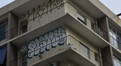 insolito: escalaron y grafitearon cinco de los seis pisos de un edificio en el centro
