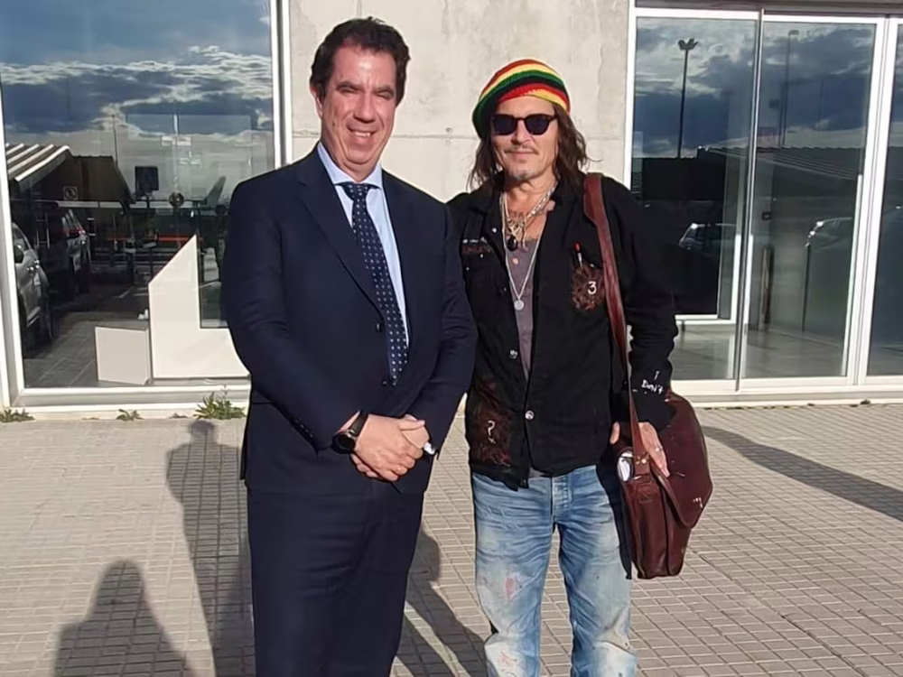 El actor Johnny Depp fue &nbsp;recibido por el director del Aeropuerto, Alejandro Ibrahim.