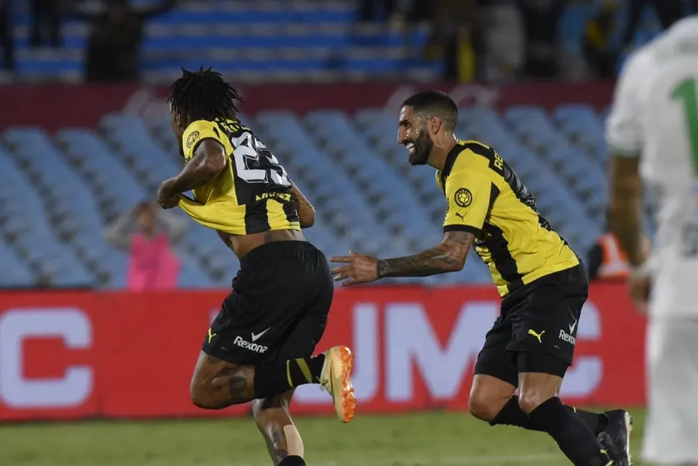 Festejo de Abel y Menosse en el partido contra Plaza