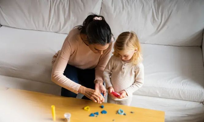 ¿Cuánto cobra una niñera por hora en julio 2025?